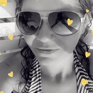 Meet your Posher, Crystal